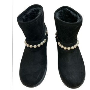 Faux Suede Ankle Boots Pearl Embellished Quilted Black‎ Winter Shoes, size 8.5M.